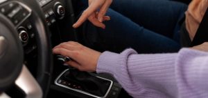 Leer más sobre el artículo Autos seminuevos automáticos vs. mecánicos: ¿cuál te conviene?