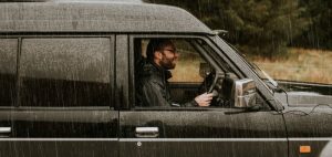 Leer más sobre el artículo 5 consejos para conducir bajo la lluvia de forma segura