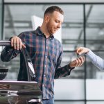 ¿Por qué debes conocer la cilindrada al comprar un auto?